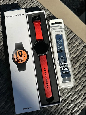 Samsung Galaxy Watch 4 cu încărcător și brățară de rezervă