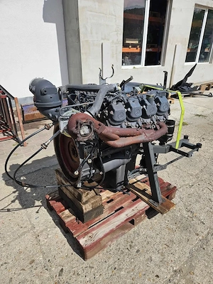 Motor Mercedes V8 OM402LA 480 CP, de pe Claas Jaguar 880
