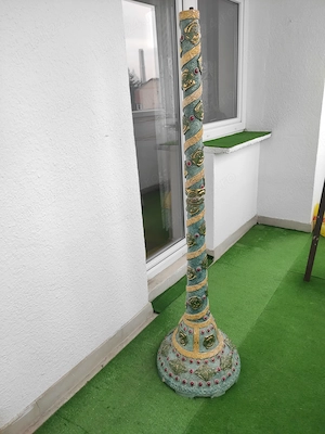 Obiect arhitectural decorativ înalt, de tip sfeșnic de podea sau coloană ornamentală, realizat din c