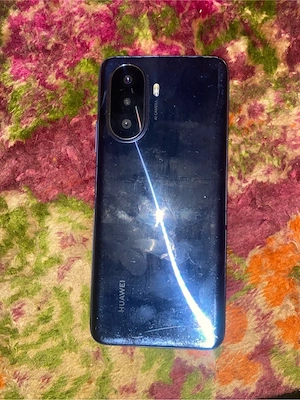 huawei nova Y70 ecranul putin crapat