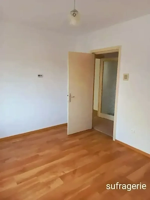 Vând apartament 2 camere direct de la proprietar zonă centrală M. Eminescu ,Piatra-Neamț etaj 3