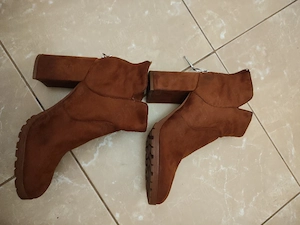 vând ghete de damă din piele întoarsă 