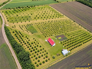Afacere la cheie, dar si refugiu intr -o oaza de liniste in peisaj pitoresc: 25.624 mp compacte Mois