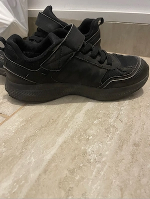 SKECHERS folositi foarte putin