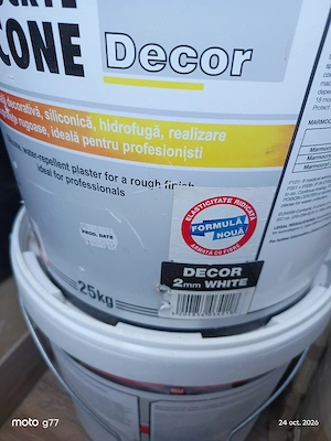 Vand 2 galeti tencuiala decorativa alba pret 430 lei pentru amândouă.