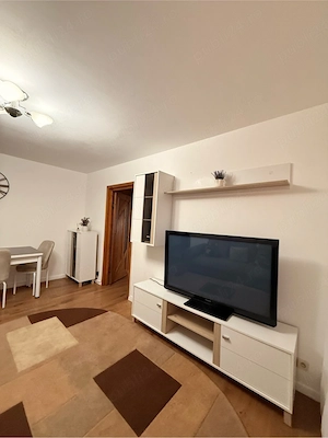 Închiriez apartament cu doua camere zona Podu Roş - imagine 5