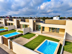 CASA TA LA MARE: PE PARTER, CU PISCINĂ PRIVATĂ! - Comision 0%