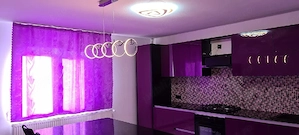 Casă modernă și spațioasă de vânzare în Brad (Poienița)   7 camere, izolate, curent trifazic, 820 mp - imagine 2