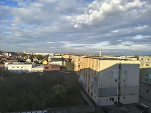 Vand apartament cu 2 camere , insorit dimineata, centrala de apartament, necesita imbunatatiri.