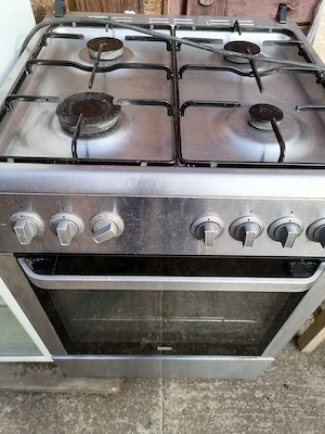Aragaz Beko inox cu patru ochiuri și cuptor electric 