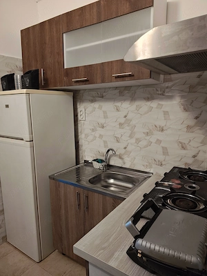 Proprietar   garsonieră renovată, mobilată, Km 4 5, etaj 2 . - imagine 4