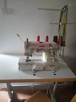 Masina de cusut Uberdeck industrial Pegasus W562PV   3 ace, 5 fire, 220 V, complet