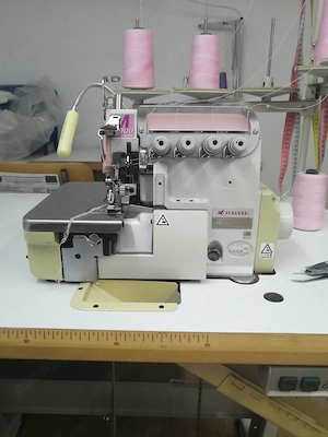 Mașină de surfilat industrială Triplock Pegasus M952   2 ace, 4 fire, motor direct drive, alimentare