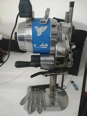 Mașină electrică de croit Zoje   cuțit vertical 8 , 220 V + mănușă zale metalice