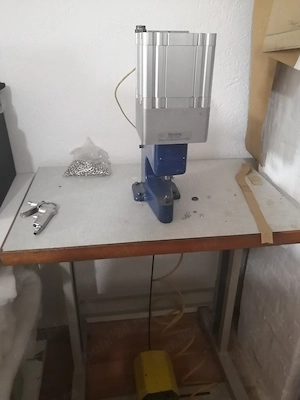 Presă pneumatică Berning pentru montat capse   cu pedală și masă