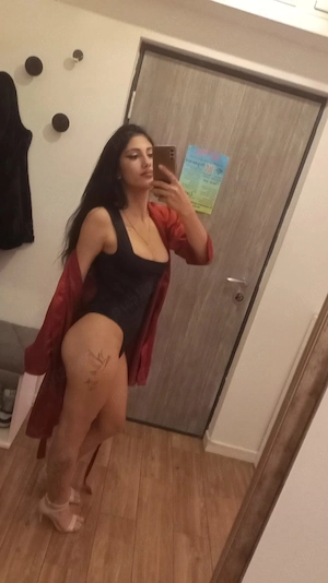 Bruneta sexi!! Am și colega dacă vrei