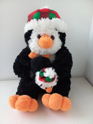 Pinguin cu puiut jucaus de Craciun UNICAT