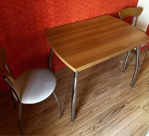 masă de bucătărie extensibilă cu picioare metalice + 3 scaune cu șezut tapițat,