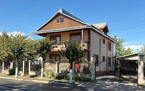 Casa din caramida cu o suprafata de 205 mp compusa din demisol, parter si etaj.