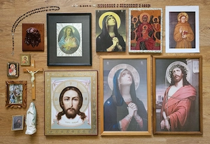 Lot obiecte religioase creștine   icoane, crucifix, statueta Fecioarei Maria și rozarii