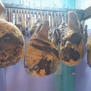 Vând porci și produse bio din carne de porc