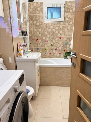 Apartament cu 3 camere, balcon, boxa si parcare concesionata - imagine 9