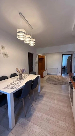 Apartament 3 camere, renovat integral, zonă centrală, mobilat + garaj - imagine 3