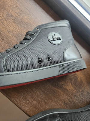 Sneakers Christian Louboutin, noi fara eticheta