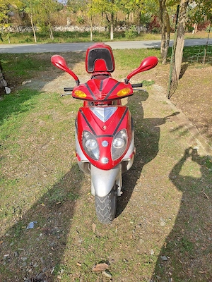 Vând Scuter 125cc   Roșu | Înmatriculat, acte complete la zi (necesită ITP Asigurare)