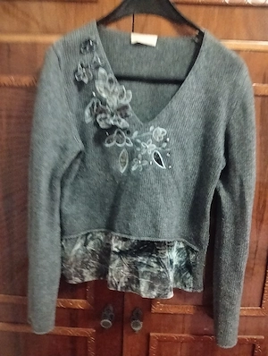 Vand bluza damă, marimea 42, pret 50 roni