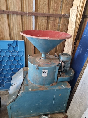 Moară cereale cu ladă 