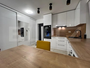 Apartament cu 2 camere complet renovat - Piața 1 Decembrie  - imagine 2