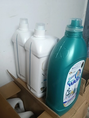 detergent lichid universal pentru haine cel cu bidon alb este universal si cel cu bidon albastru de 