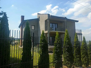 Vilă duplex luminoasă în Bucium, panorama deosebita, suprafata 480mp, 1560 mp teren - imagine 2
