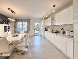 Duplex elegant,  160 mp utili și grădină amenajată – Dumbravita - imagine 3
