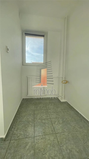 Basarabia - Diham, garsoniera renovata, 6 10, bloc 1982 - imagine 3