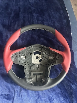 Volan auto sport retapițat piele neagră și roșie – 3 spițe - imagine 4