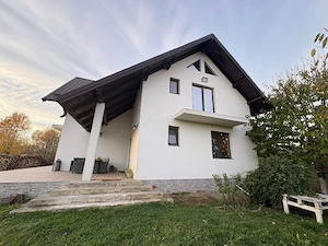 Casă spațioasă cu 4 dormitoare și livadă bogată, ultracentral în Zvoriștea - imagine 3