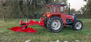 Tractor Valtra Valmet 365 (consum 9,5 litri la Ha) și plug Kverneland