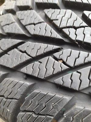 Vând 4 roti de Audi A3, anvelope iarna,  putin rulate , de 195/65/15.