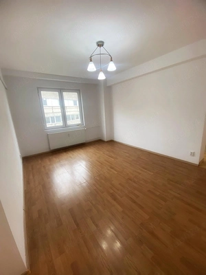   Apartament cu 3 camere de vânzare  - imagine 3
