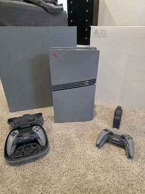 Sony PlayStation 5 Pro Digital 2TB Ediție Limitată Aniversară 30 plus 2 controllere Pro 