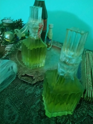 vand 2 sticle de cristal cu palinca veche 