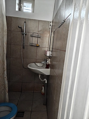 inchiriez camera cu baie 