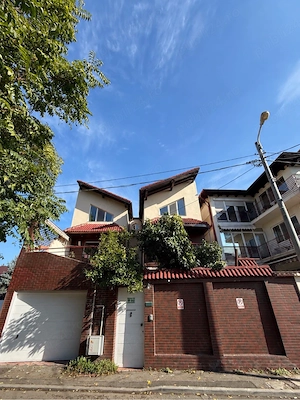 Inchiriez apartament 3 camere in vila, zona Aviatiei la 2 minute de statia de metrou Aurel Vlaicu