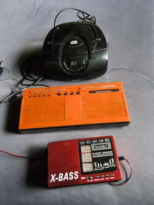 Vand 4 radiouri AM FM,unul cu CD,altul cu card SD