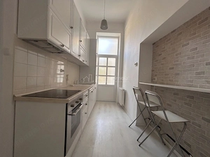 Apartament ultracentral  #238;n Oradea – Locatie premium - spatiu generos si potential de extindere - imagine 6