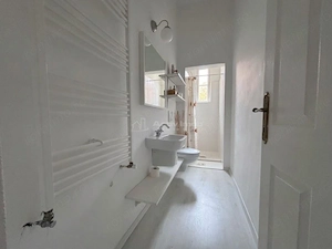 Apartament ultracentral  #238;n Oradea – Locatie premium - spatiu generos si potential de extindere - imagine 7