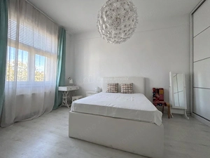 Apartament ultracentral  #238;n Oradea – Locatie premium - spatiu generos si potential de extindere - imagine 2