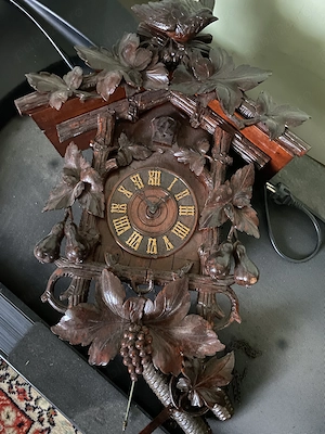 Ceas cu cuc mecanic din lemn sculptat